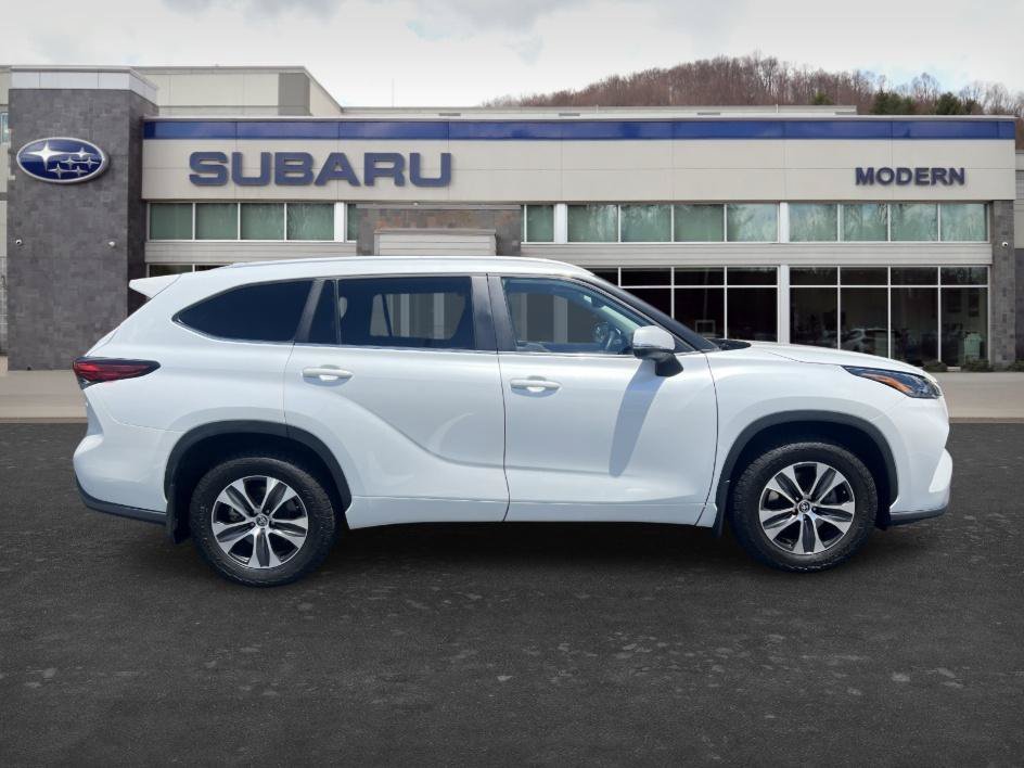 Used 2023 Pearl Toyota XLE image 4