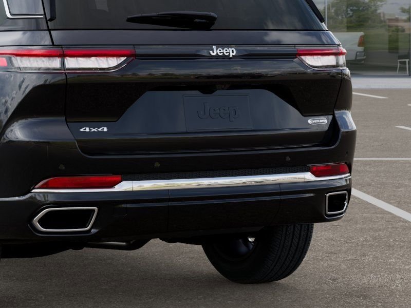 New 2025 Diamond Black Crystal Pearl-Coat Exterior Paint Jeep Overland image 13