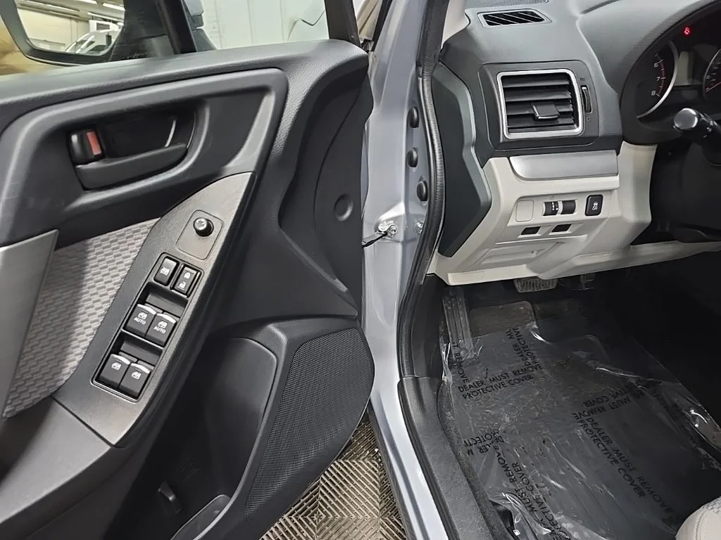 Used 2017 Ice Silver Metallic Subaru 2.5i Premium image 30