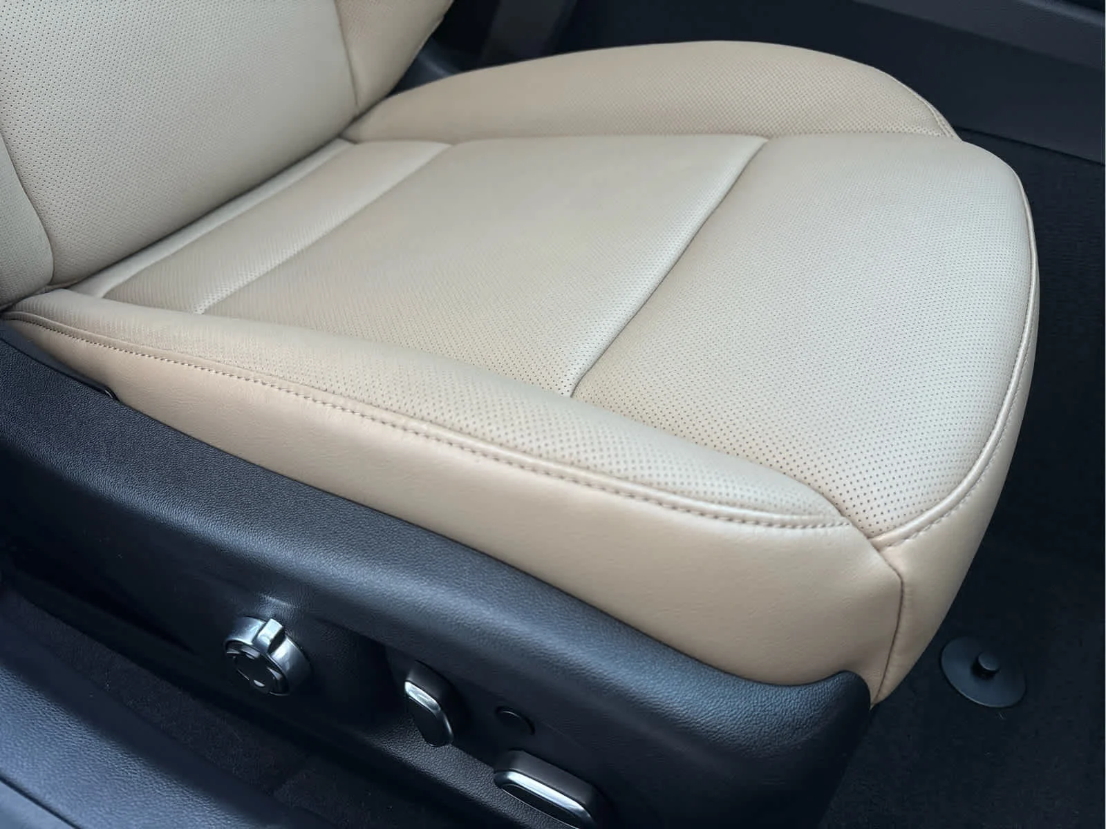 Certified Used 2025 Crystal White Tricoat Cadillac Premium Luxury image 12