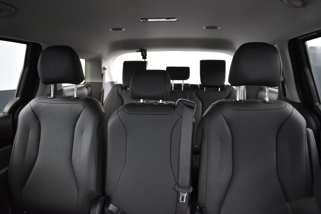 New 2026 Snow White Pearl Kia LXS image 17