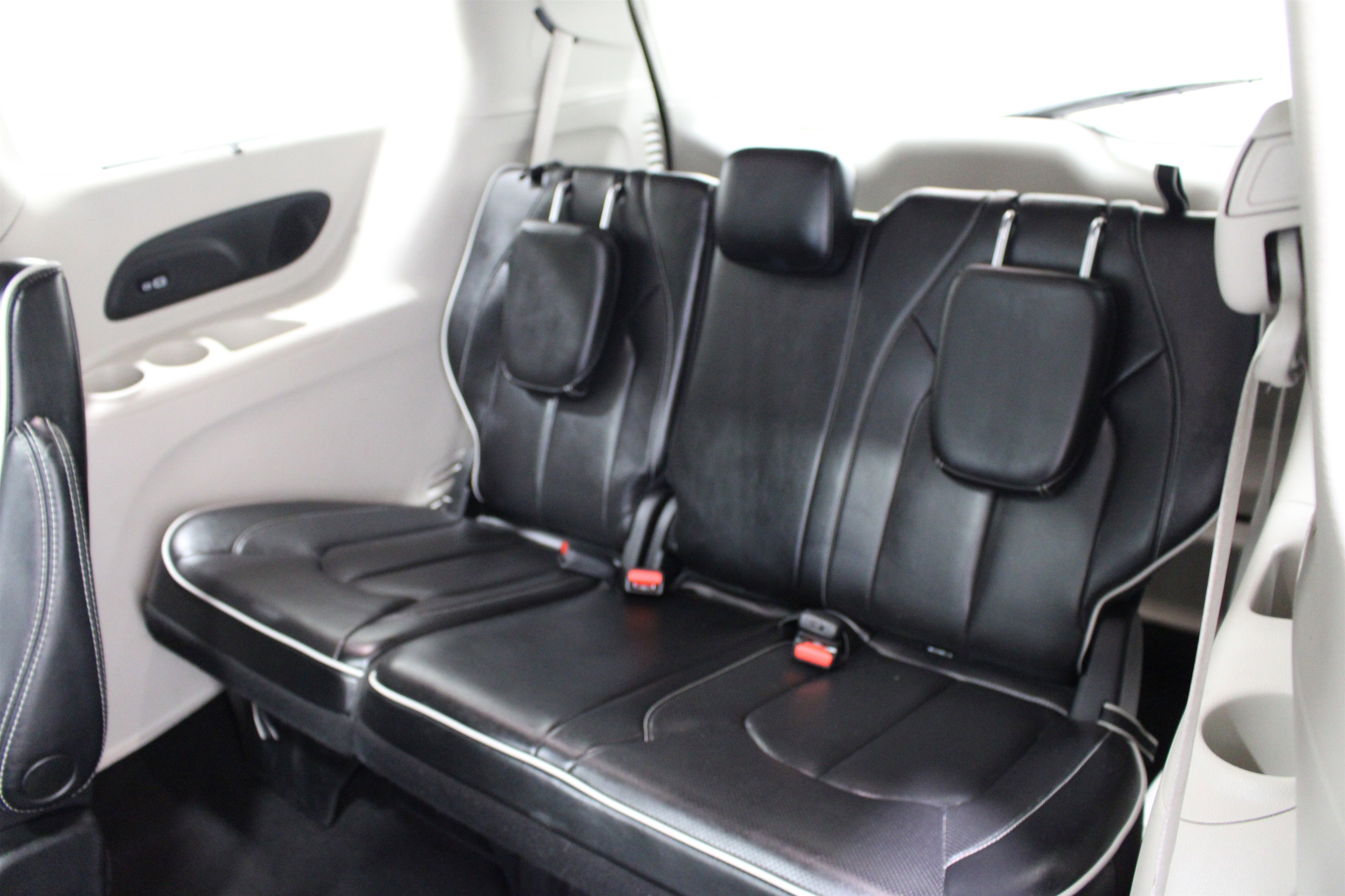 Used 2023 Bright White Clearcoat Chrysler Limited image 22