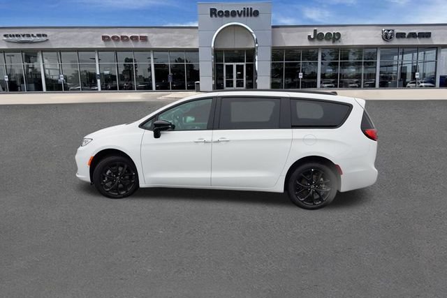 New 2026 Bright White Clear-Coat Exterior Paint Chrysler Limited image 6