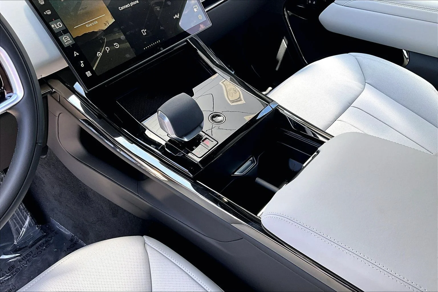 New 2026 Santorini Black Land Rover SE image 8