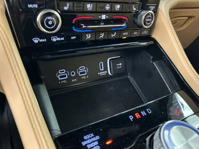 Used 2023 White/off-white Jeep Summit Reserve image 18