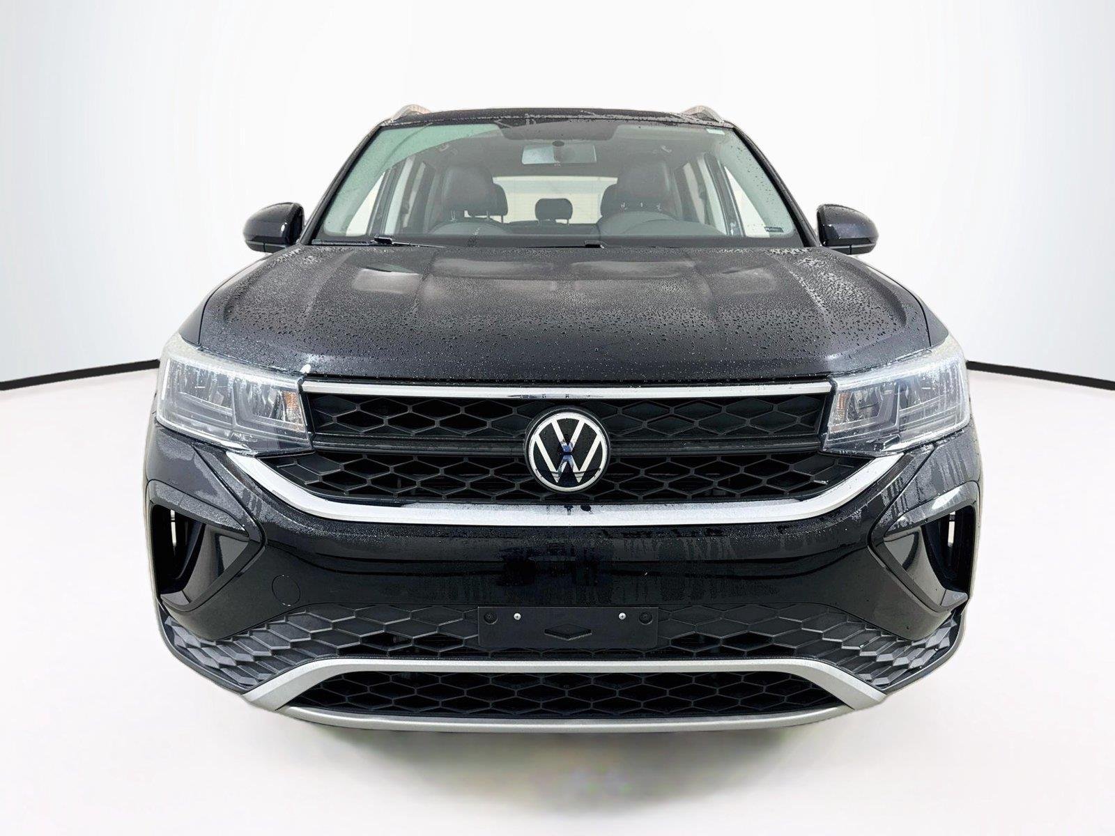 Used 2022 Deep Black Pearl Volkswagen SE image 4