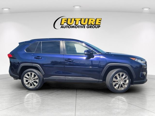 Used 2020  Toyota XLE Premium image 3