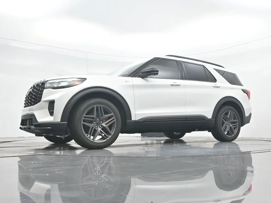 New 2026 Star White Metallic Tri-Coat Ford ST-Line image 33