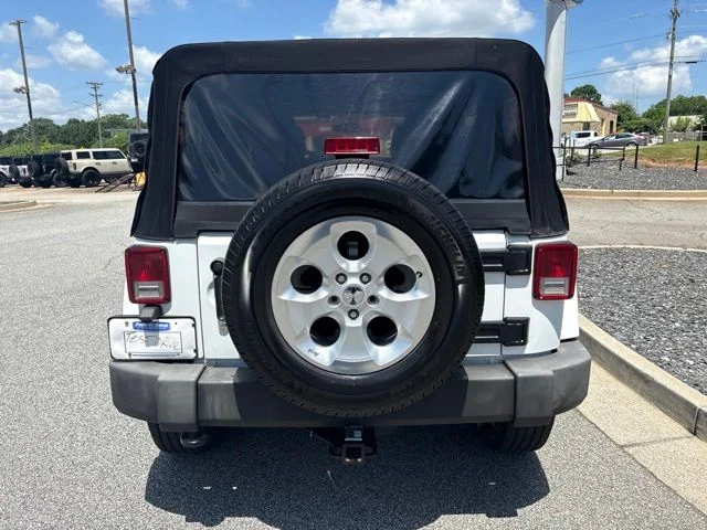 Used 2014 White Jeep Unlimited Sahara image 7