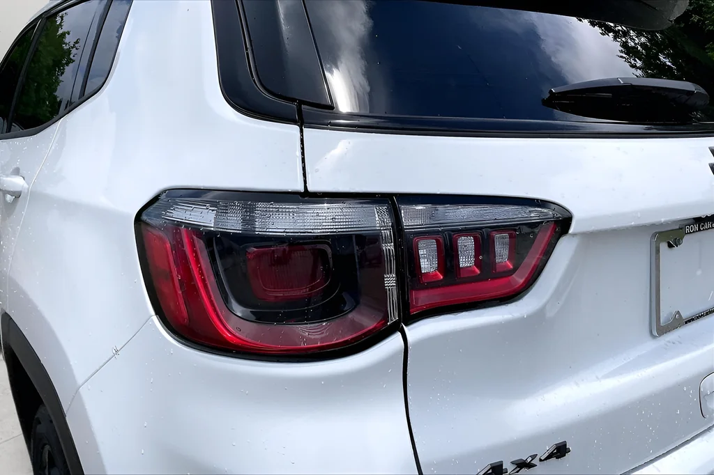 New 2026 Bright White Clearcoat Jeep Latitude image 15