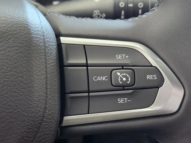 New 2026 Diamond Black Crystal Pearlcoat Jeep Latitude image 21