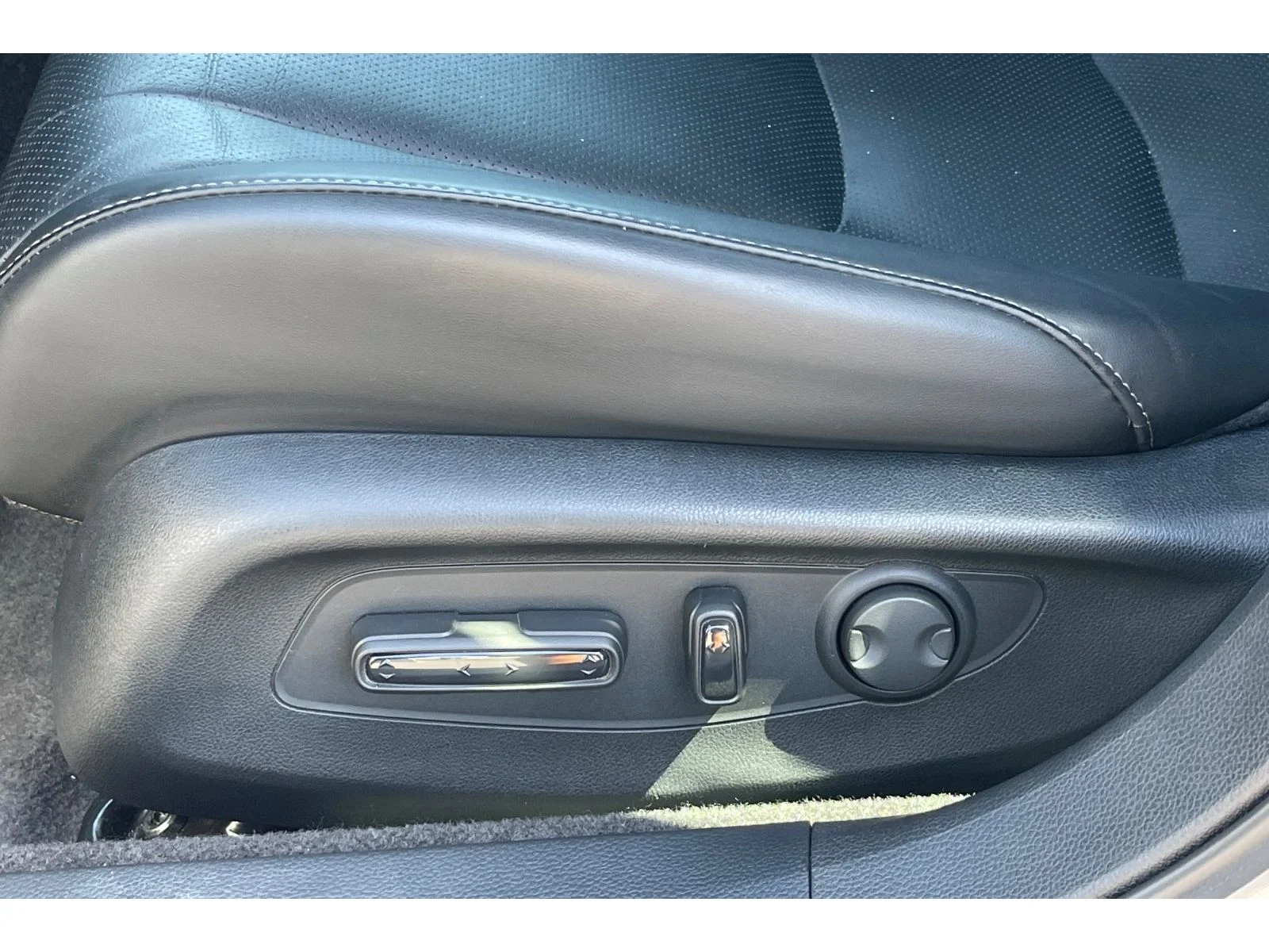 Used 2025 Solar Silver Metallic Honda EX-L image 13
