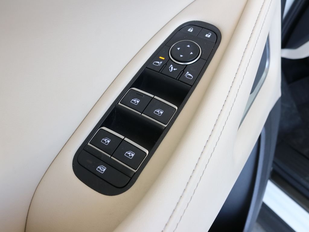 Certified Used 2025 White INFINITI LUXE image 26