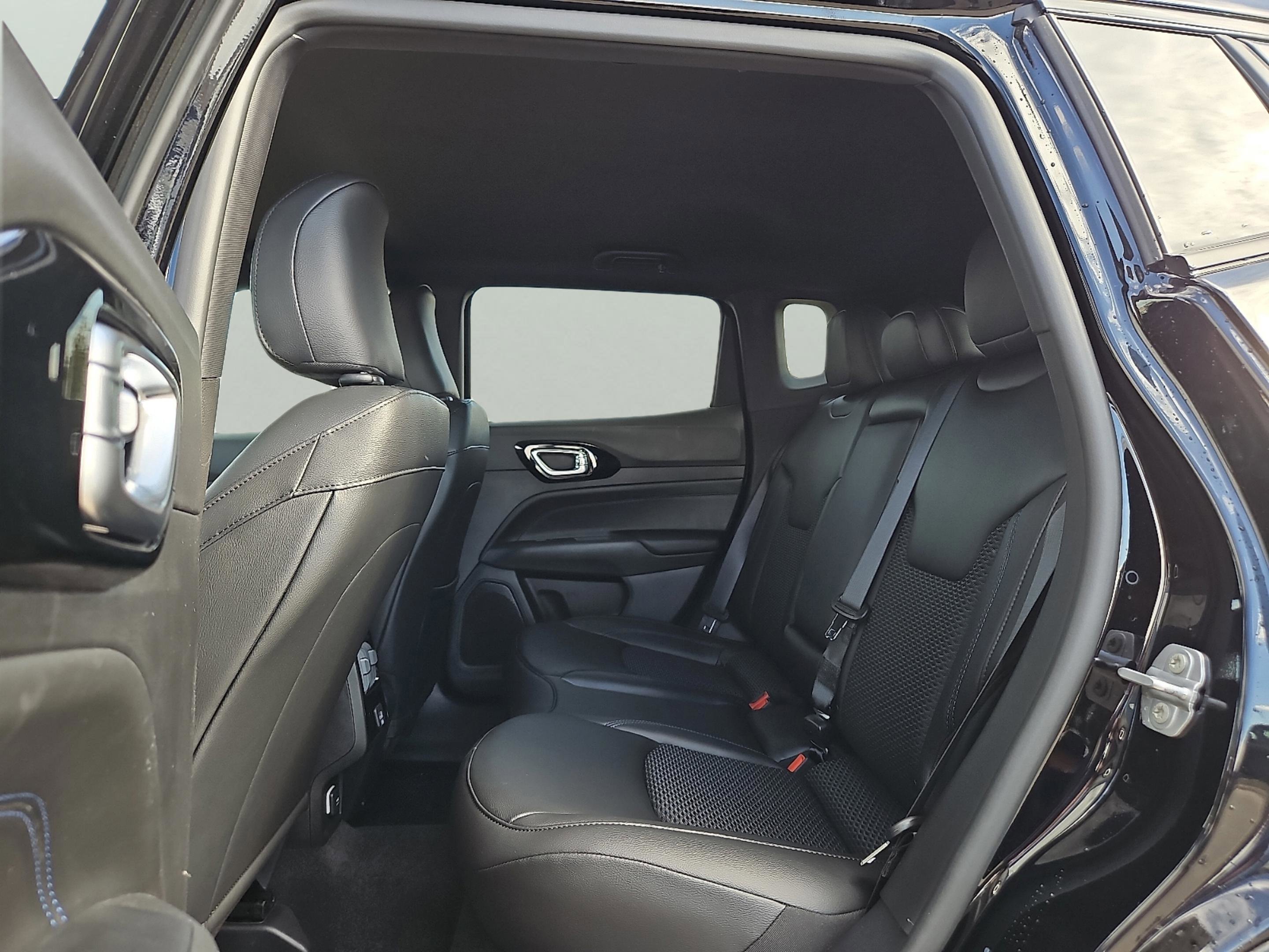 New 2026 Diamond Black Crystal Pearl-Coat Exterior Paint Jeep Latitude Altitude image 13