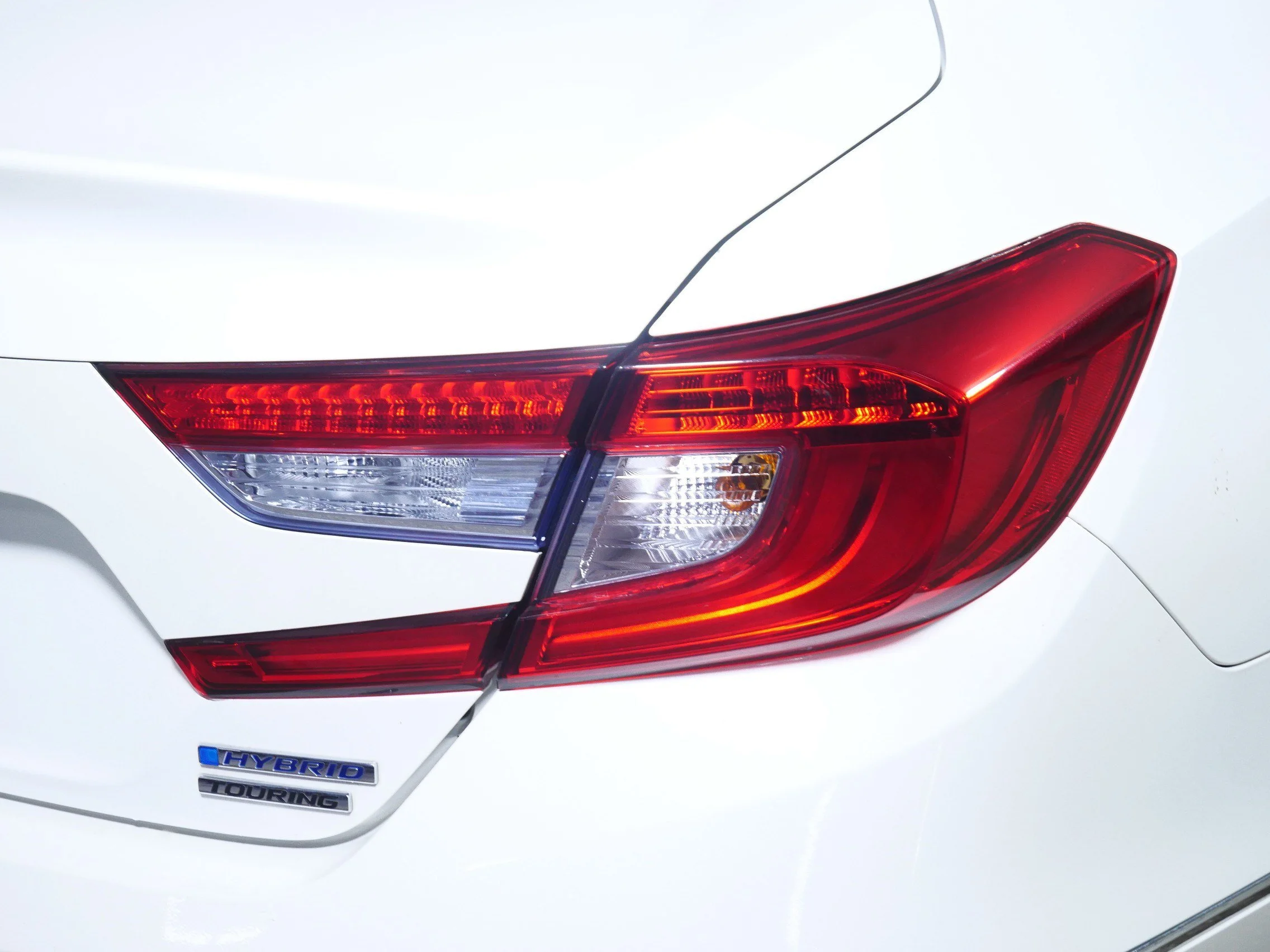 Used 2018 White Orchid Pearl Honda Touring image 17