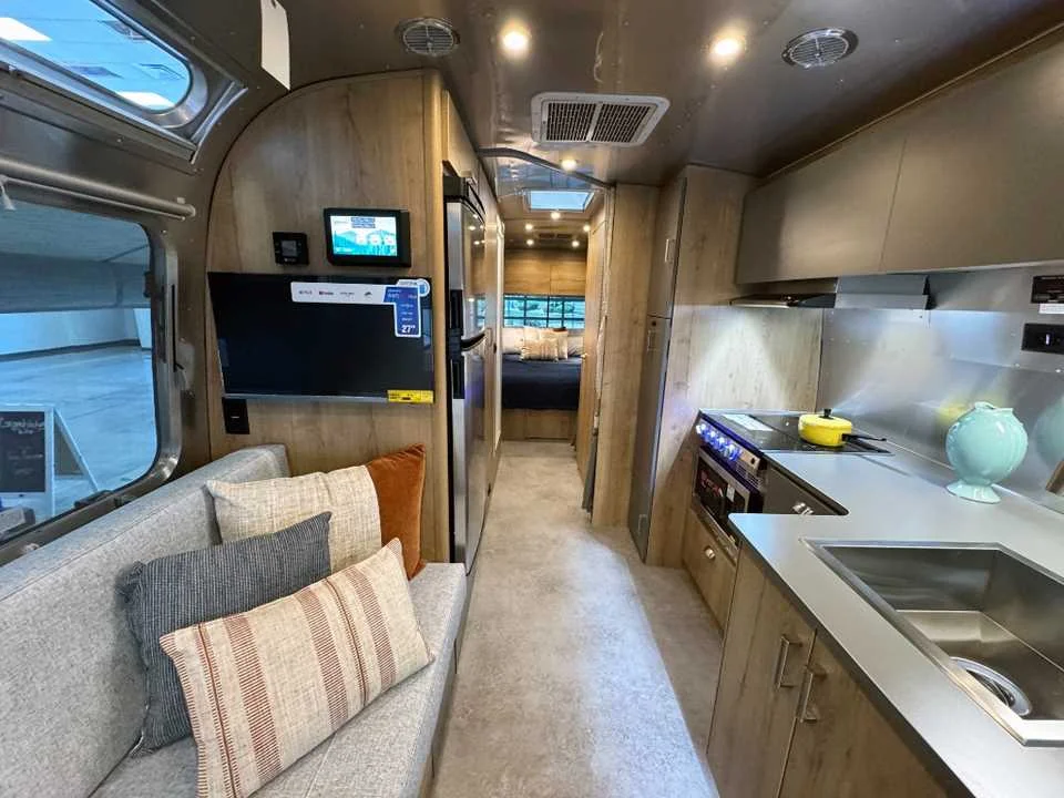 New 2027 SILVER AIRSTREAM  image 15