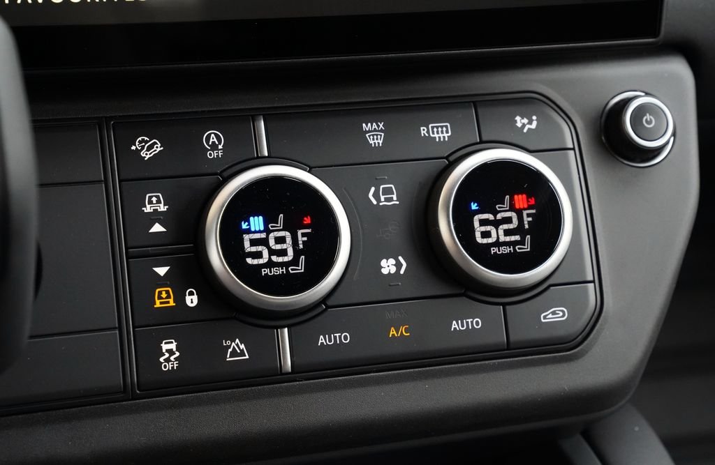 New 2026 Fuji White Land Rover X-Dynamic SE image 29