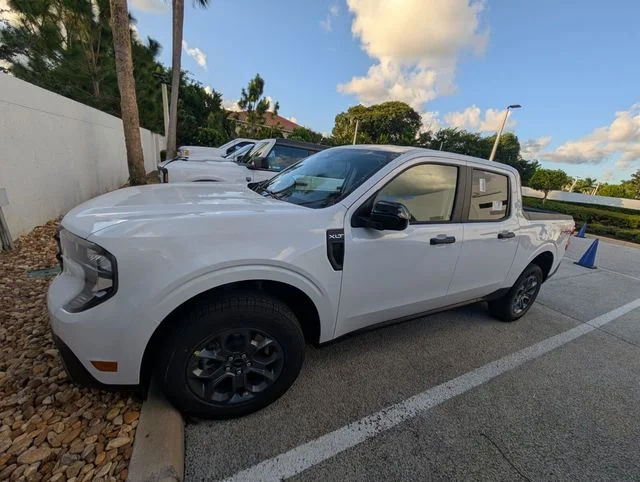 New 2025 Oxford White Ford XLT image 3