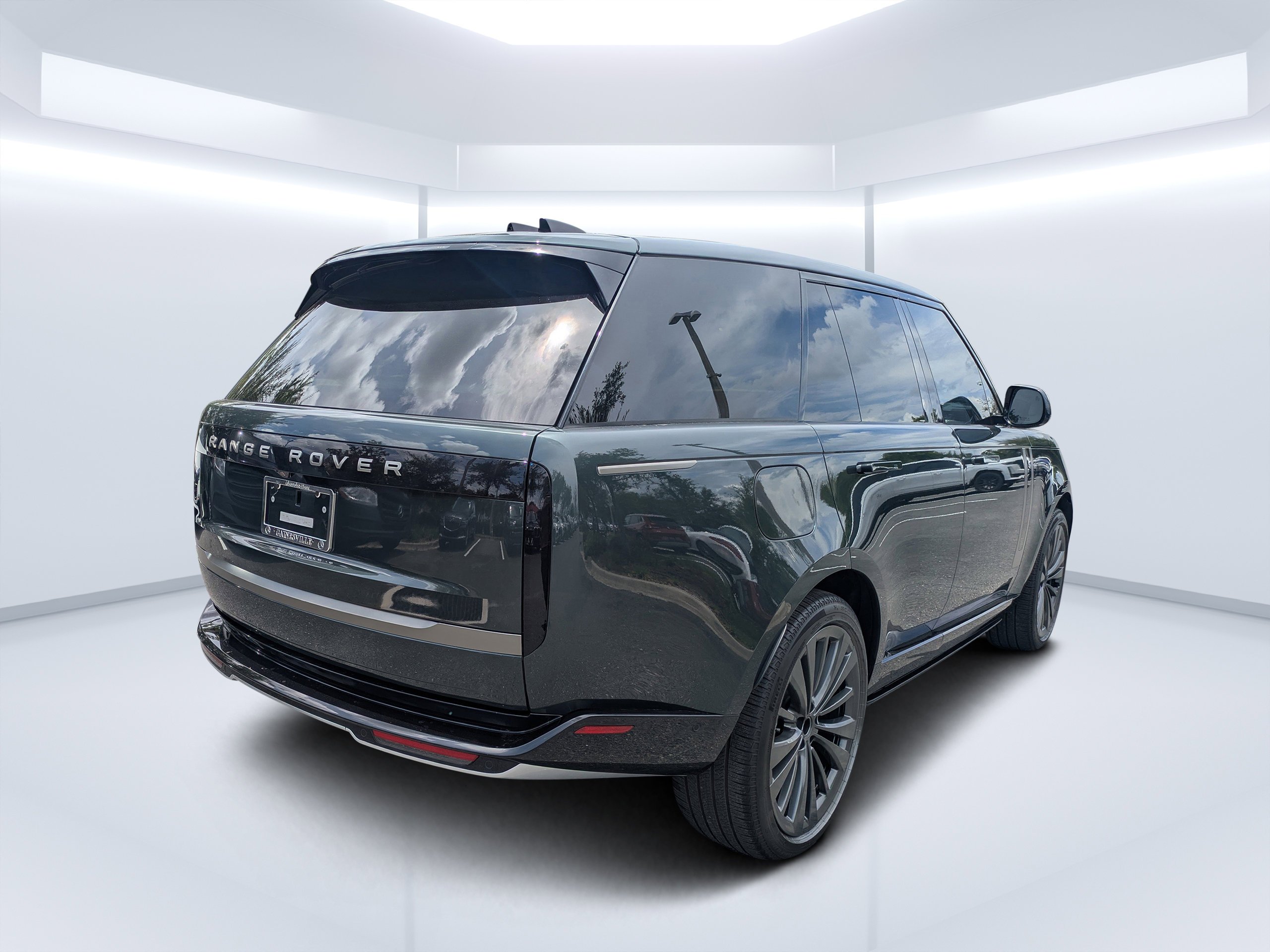 Used 2025 Belgravia Green Metallic Land Rover SE image 3