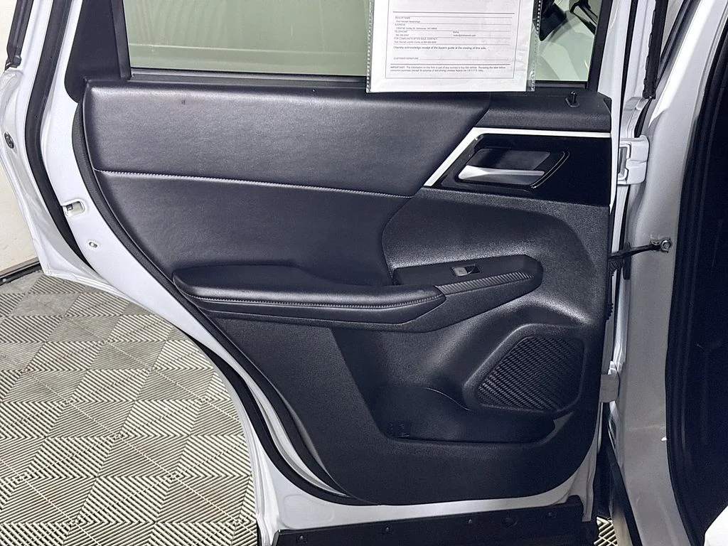 Used 2024 White Mitsubishi SE image 19