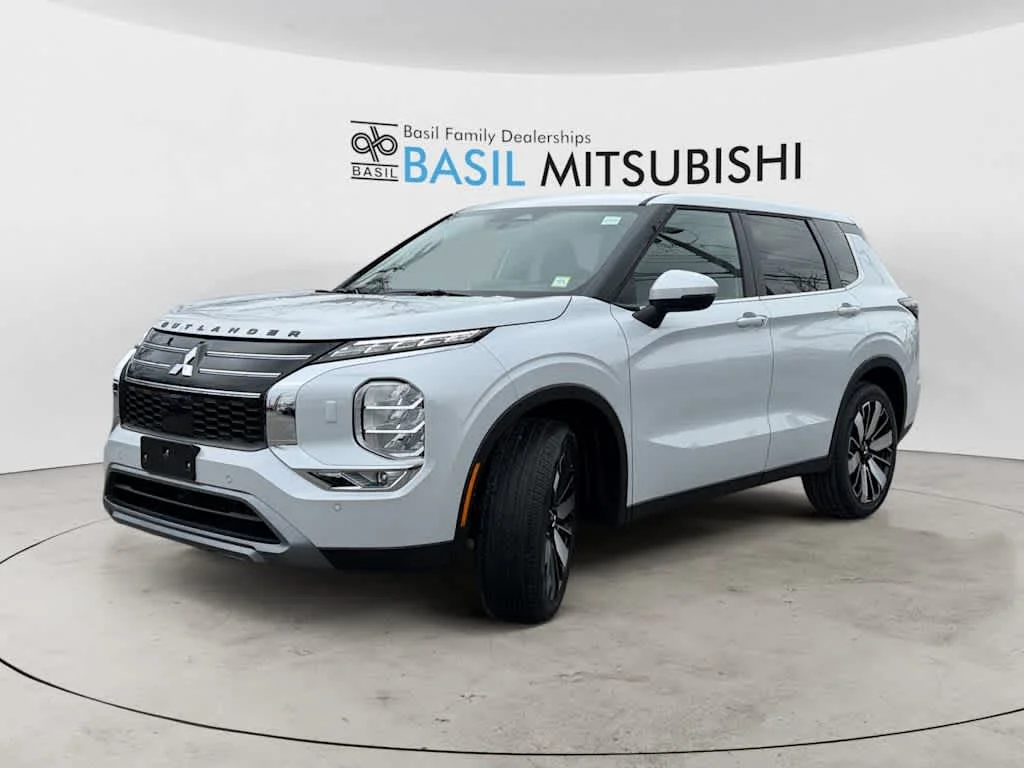 Used 2025 White Diamond Mitsubishi SE image 7
