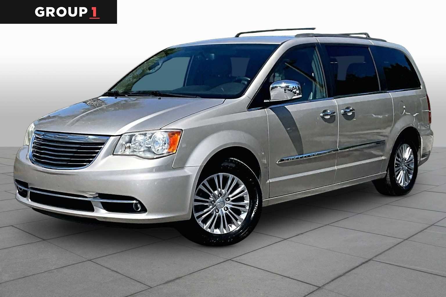 2013 Chrysler Town & Country Touring-L's photo