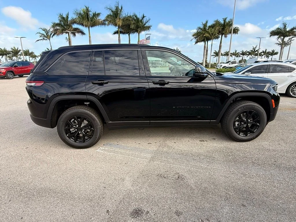 New 2026 Diamond Black Crystal Pearl-Coat Exterior Paint Jeep Altitude image 3