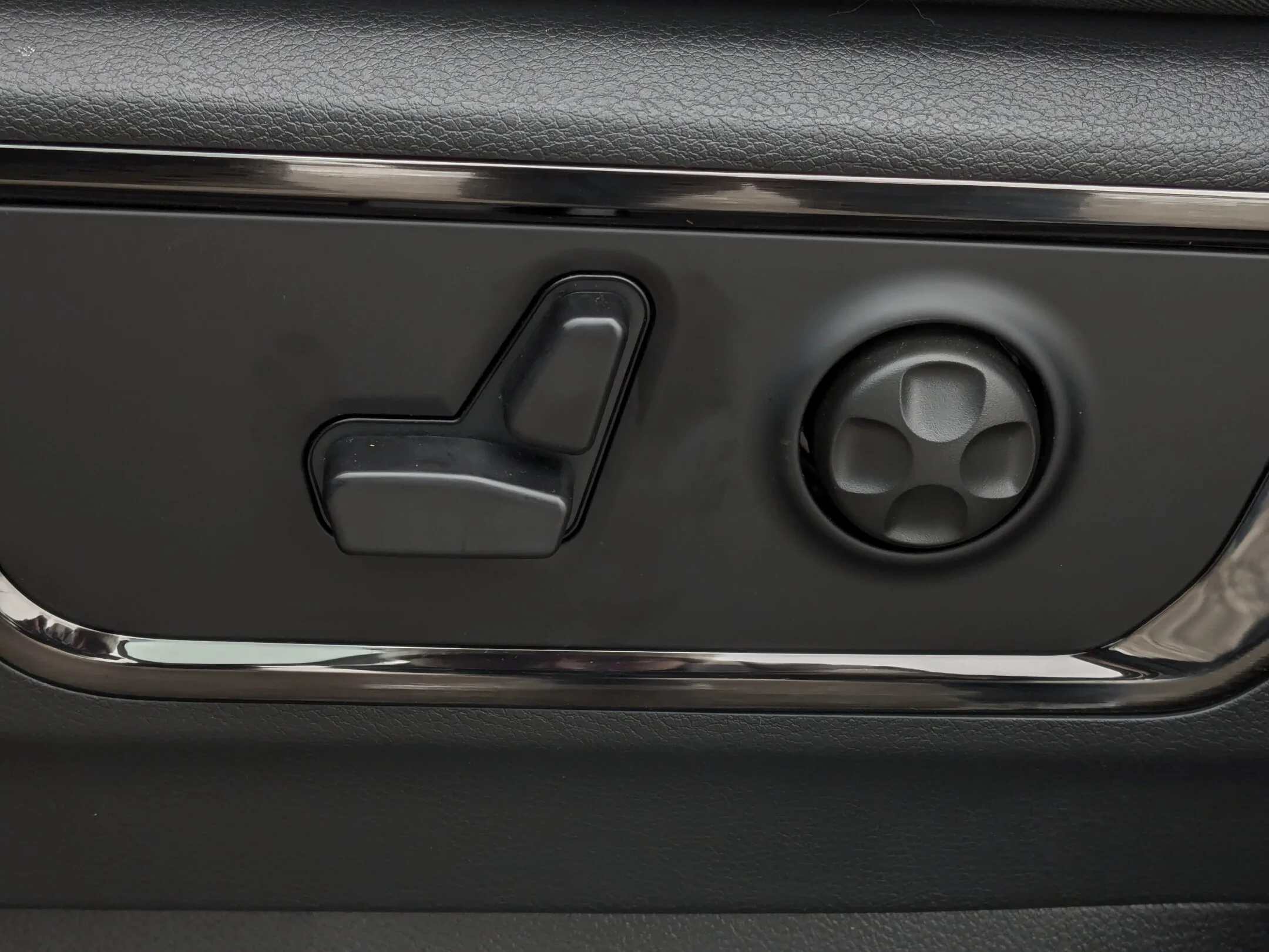 New 2026 Black RAM Limited - - Night Edition - Level A Grp - Pano Sunroof - 14.4 Uconnect NAV & More! image 15