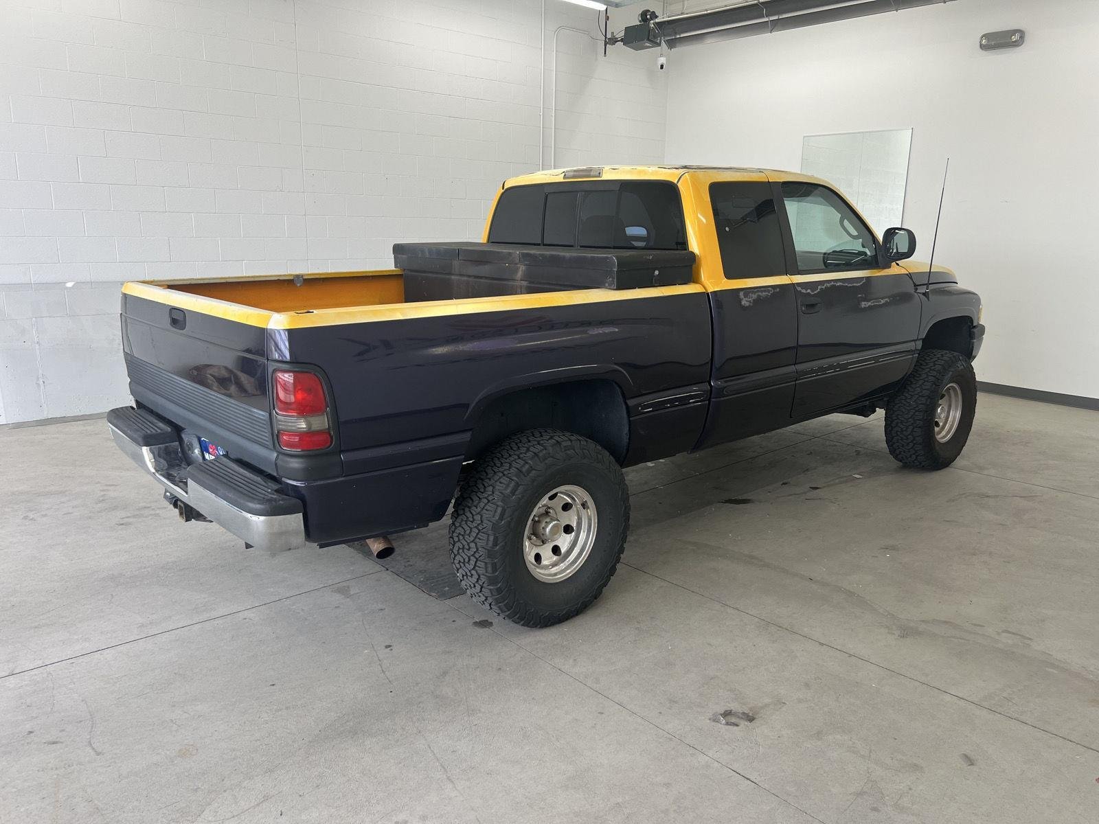 Used 1999 Blue Dodge 2dr Club Cab 139" WB 4WD image 4