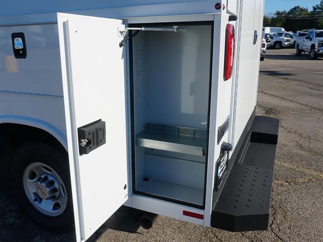 New 2025 Summit White Chevrolet 1WT image 19