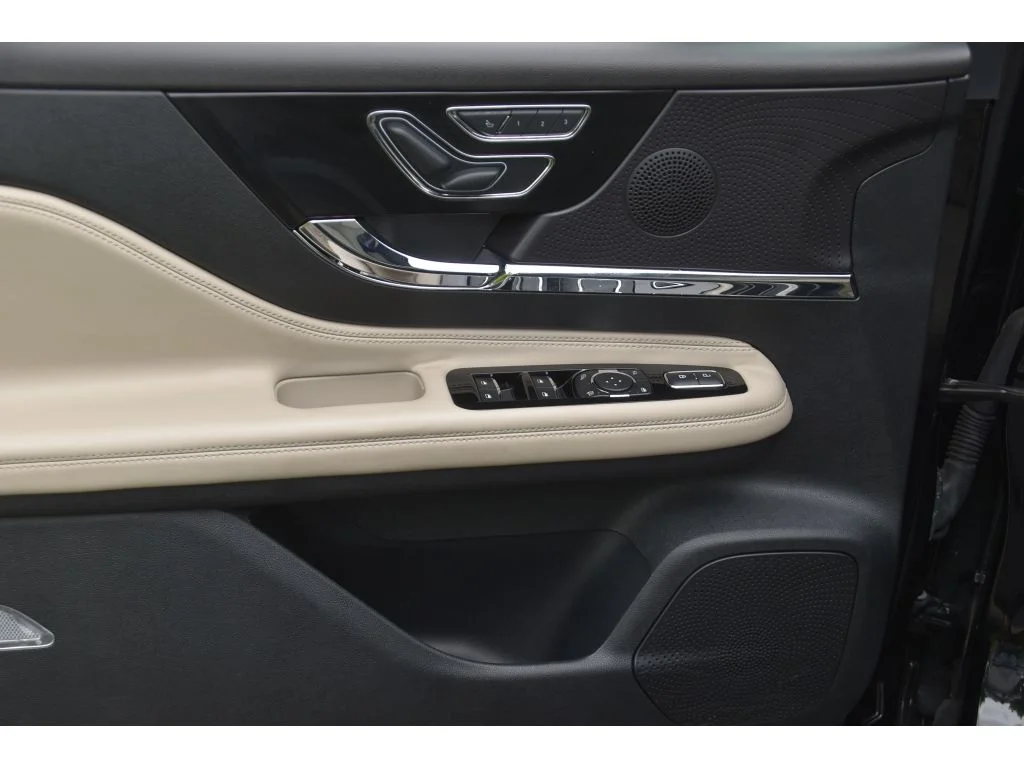 Used 2025 Infinite Black Metallic Clearcoat Lincoln Premiere image 22
