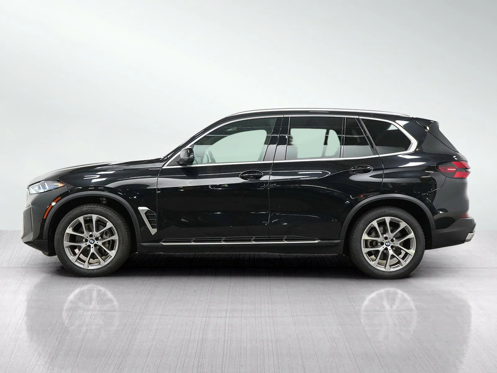 Used 2024 BMW X5 40i with VIN 5UX23EU0XR9S13987 for sale in Burnsville, Minnesota