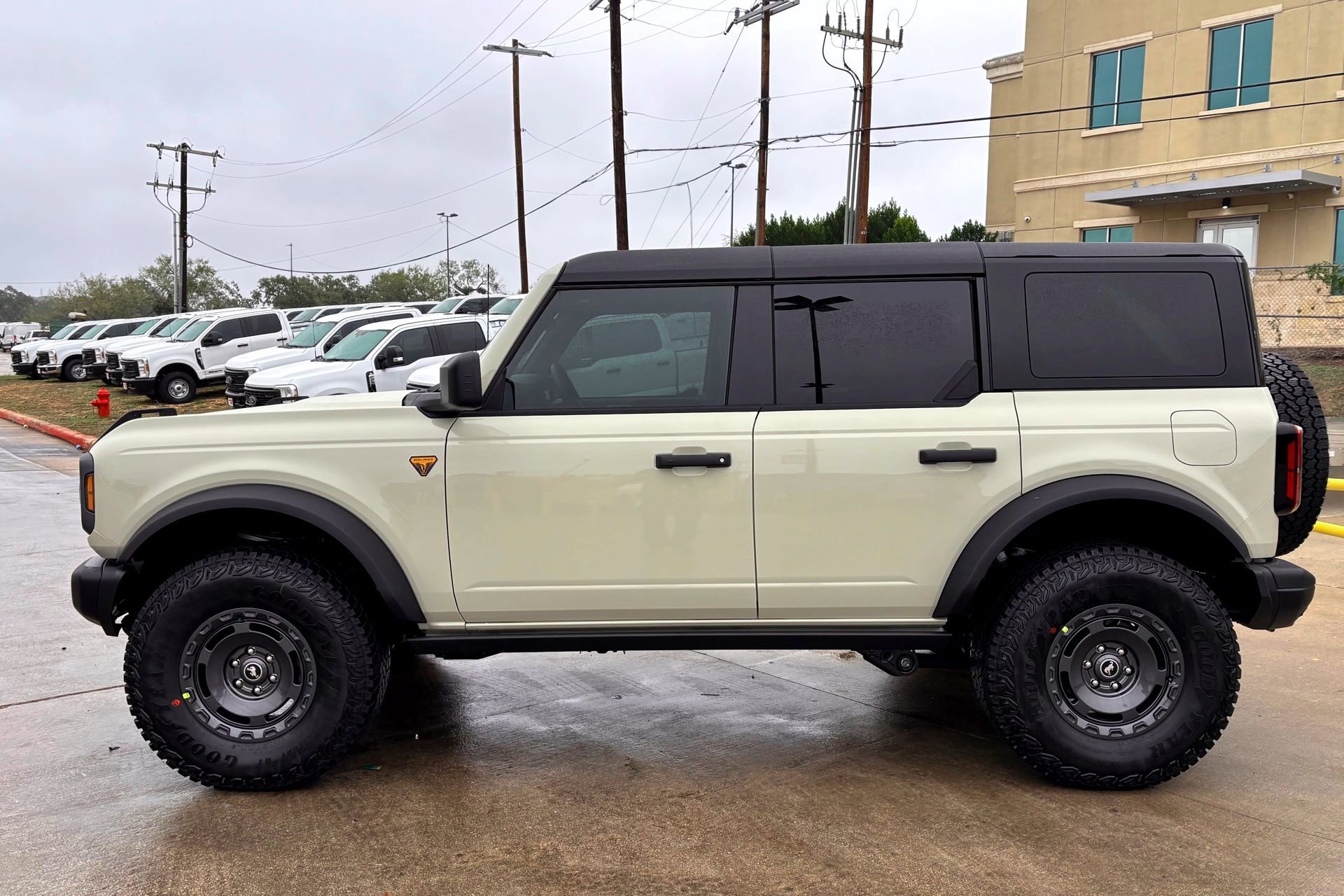 New 2025 Desert Sand Ford Badlands image 4