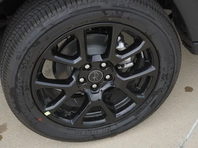 New 2026 Diamond Black Crystal Pearl-Coat Exterior Paint Jeep Latitude image 11