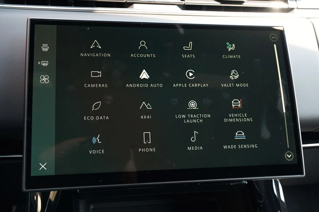 New 2026 Santorini Black Land Rover Dynamic SE image 23