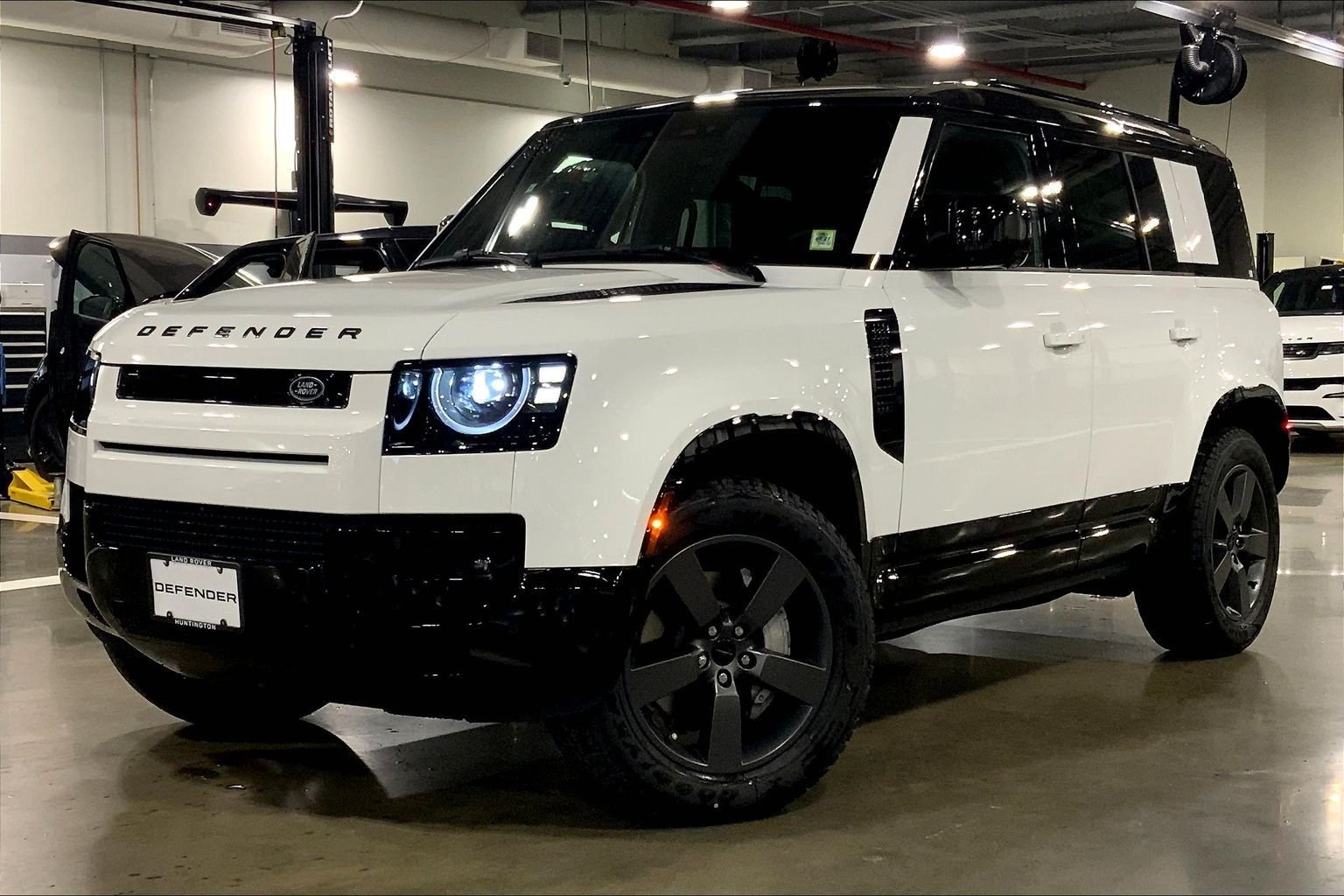 2026 Land Rover Defender 110 X-Dynamic SE P400's photo