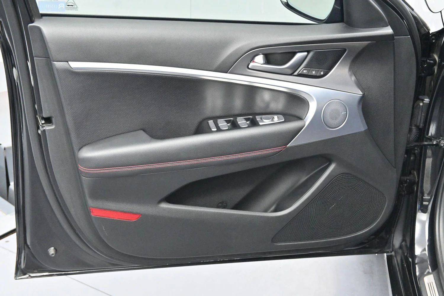 Used 2025 Vik Black Genesis 3.3T Sport Advanced image 10