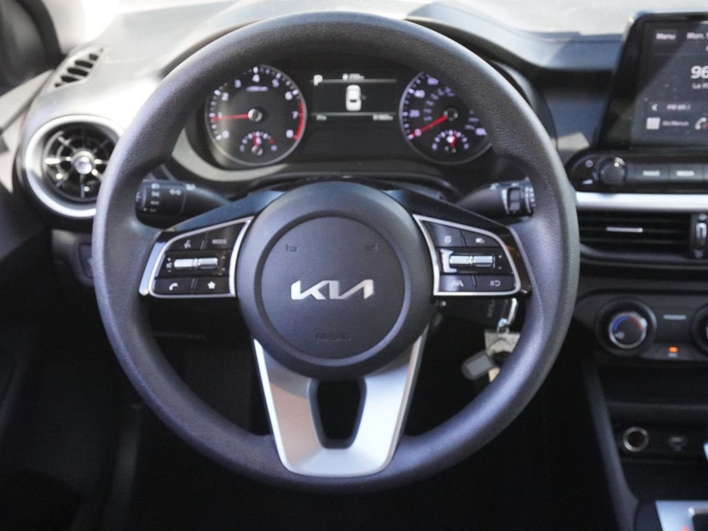 Used 2023 White Kia LXS image 36