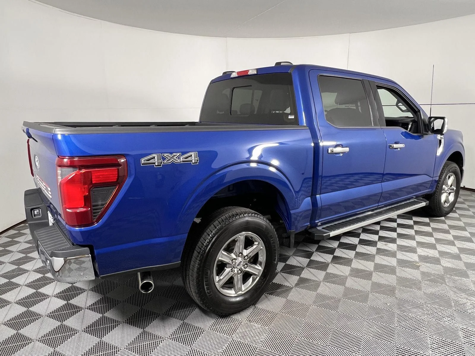 Used 2024 Atlas Blue Ford XLT image 10