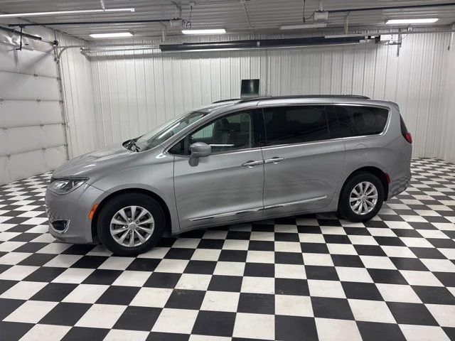 2017 Chrysler Pacifica Touring-L's photo