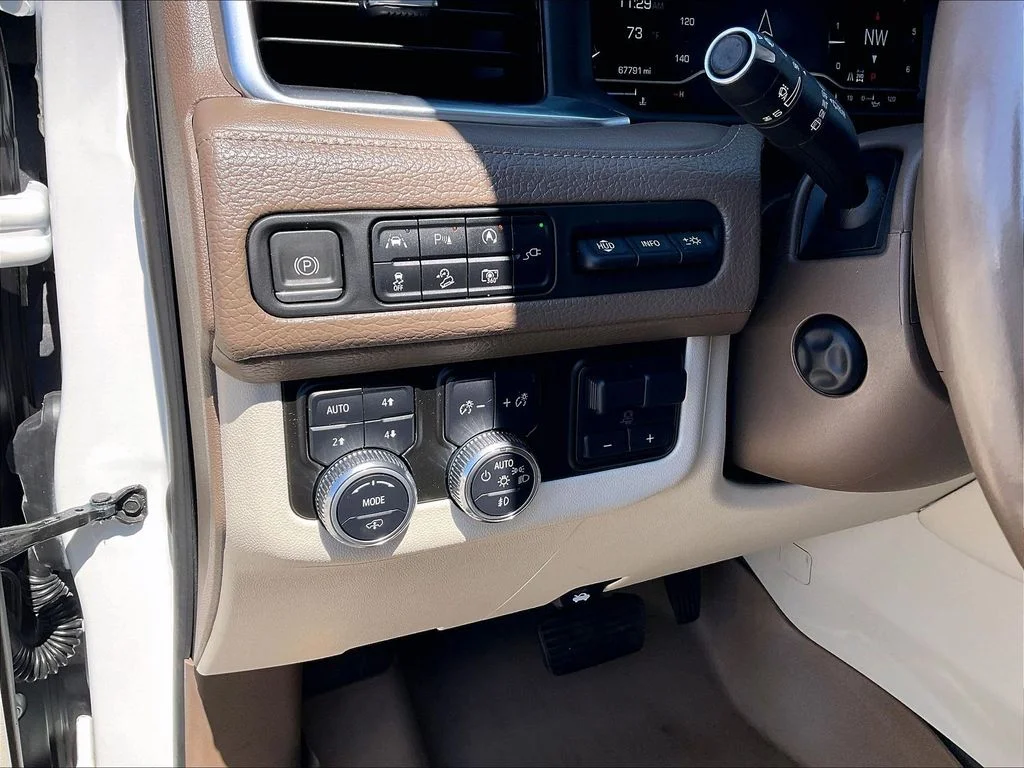 Used 2022 White Frost Tricoat GMC Denali image 27