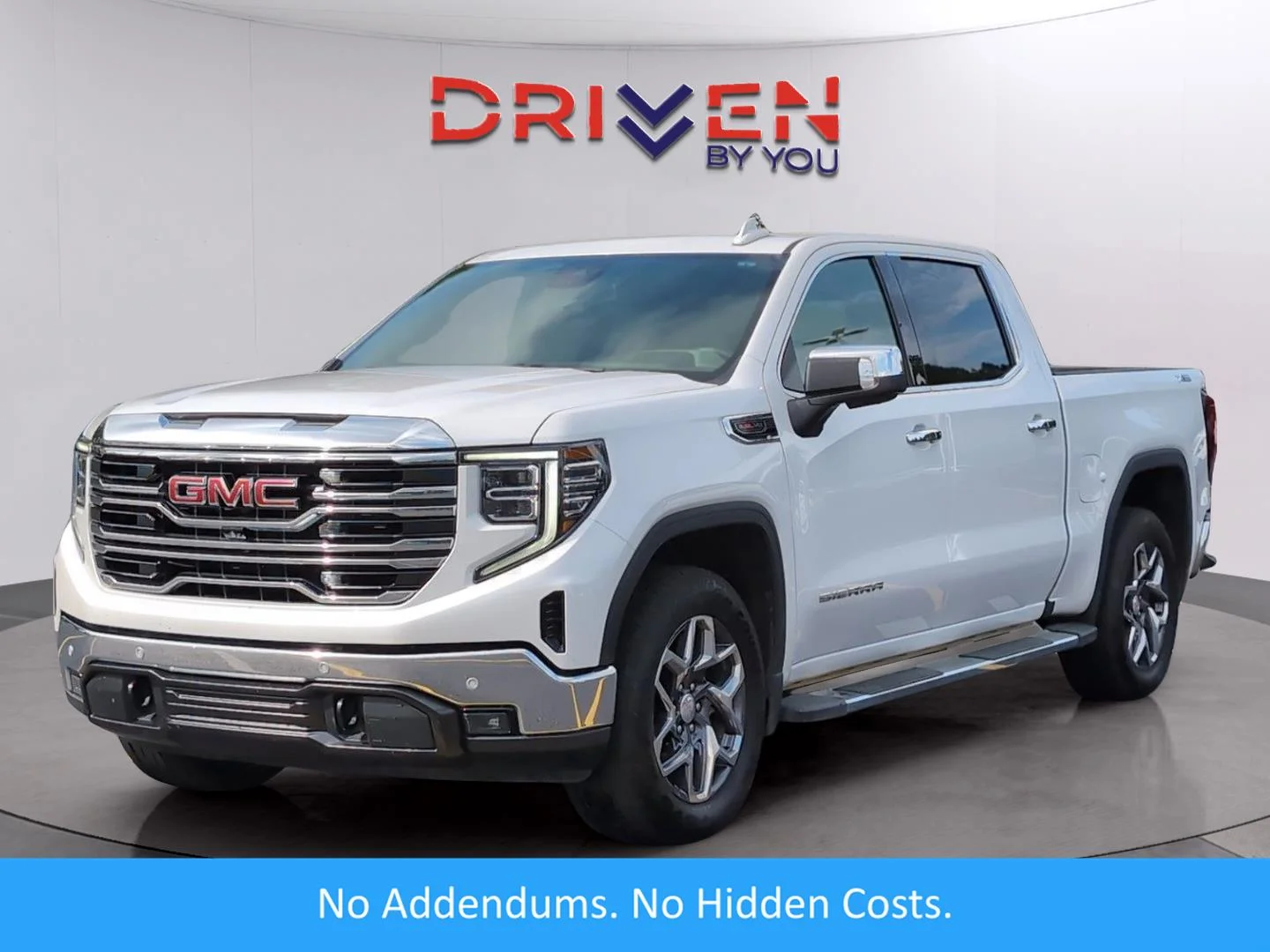 Used 2022 White Frost Tricoat GMC SLT image 1