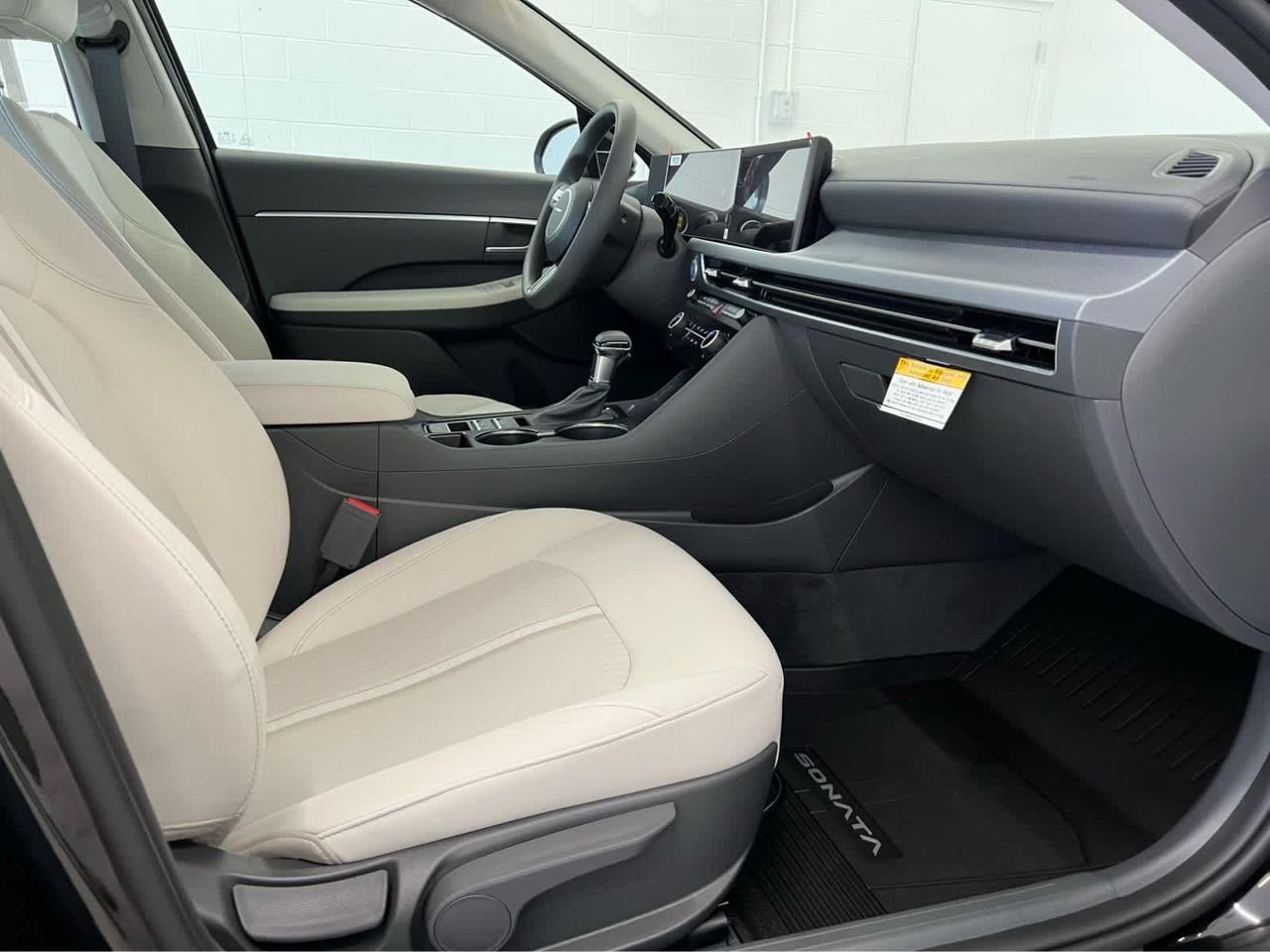 New 2026 Abyss Black Hyundai SE image 23