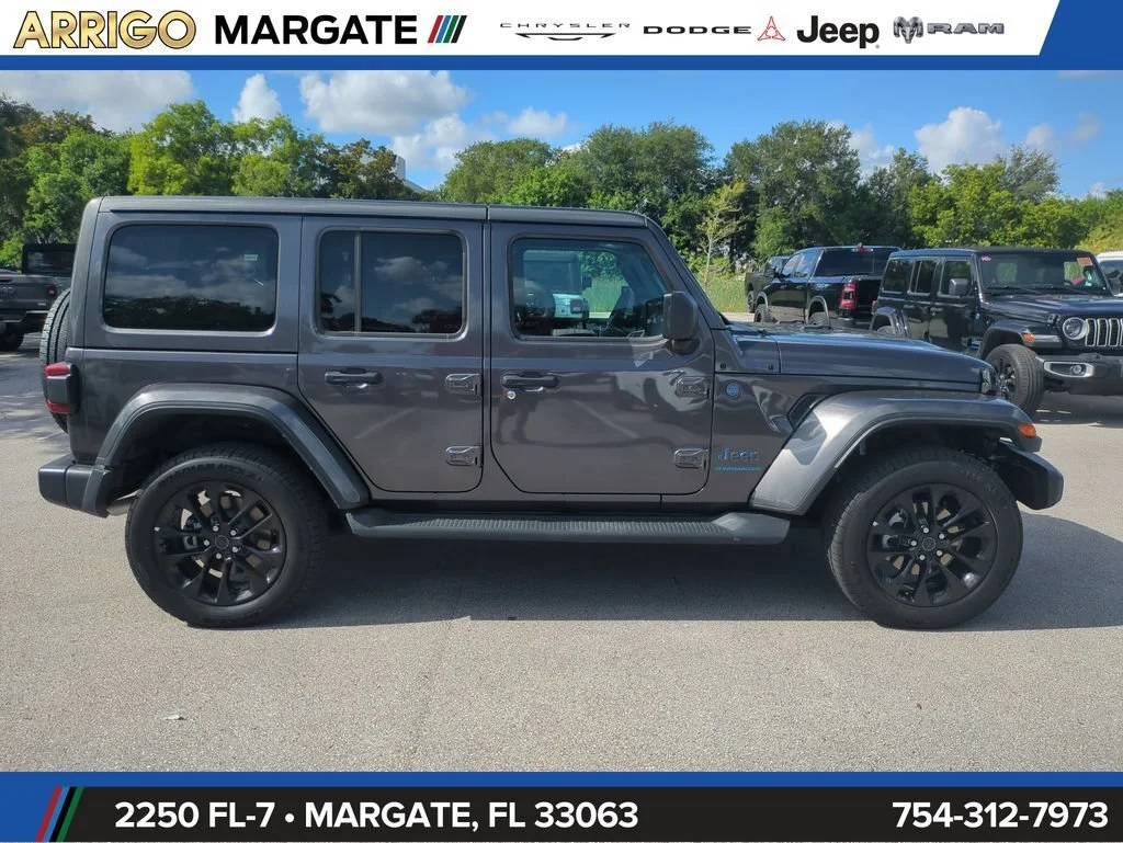 Used 2025 Granite Crystal Metallic Clearcoat Jeep Sahara image 5