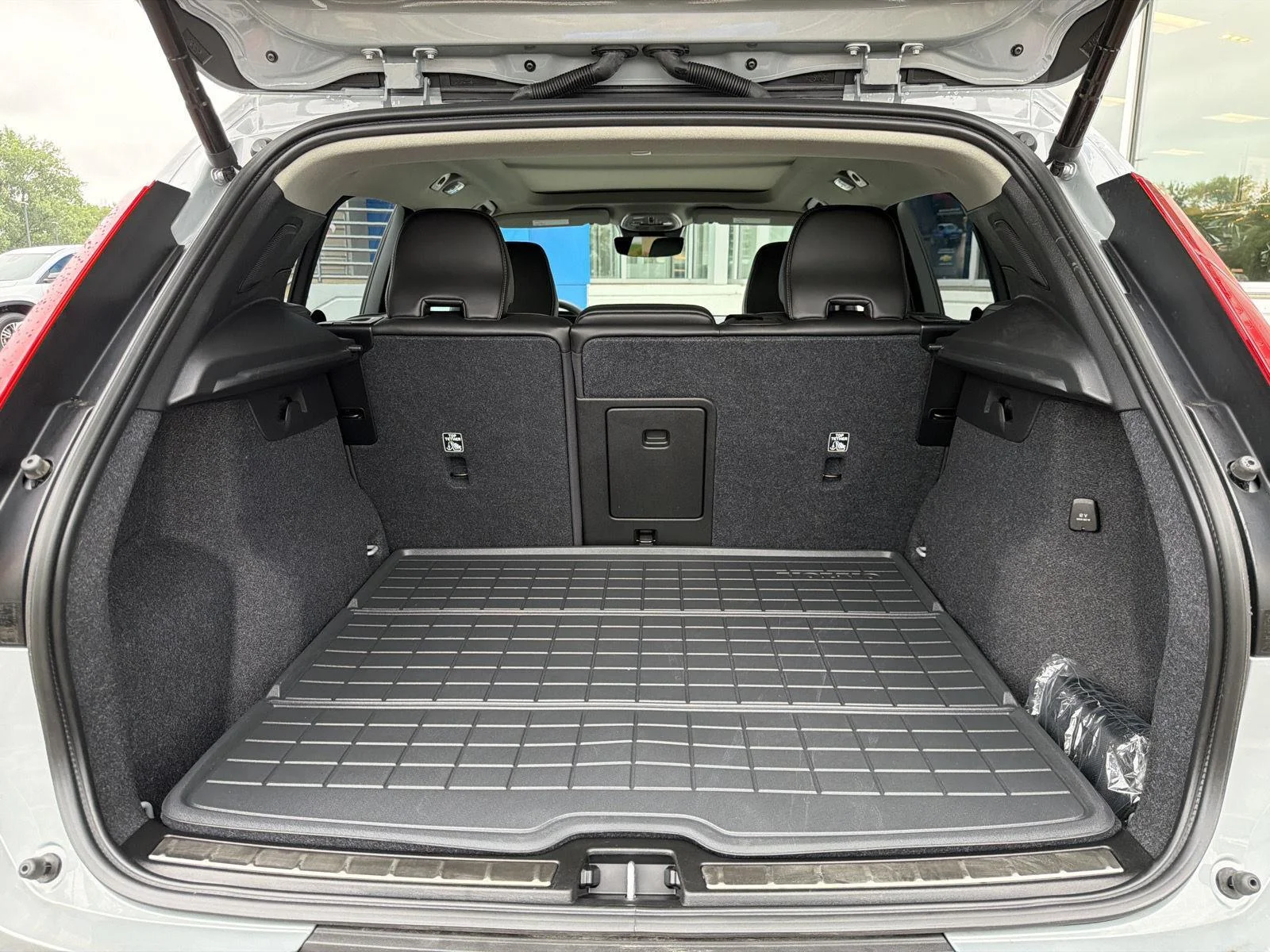 Used 2024 Vapor Grey Metallic Volvo Ultimate Bright Theme image 43