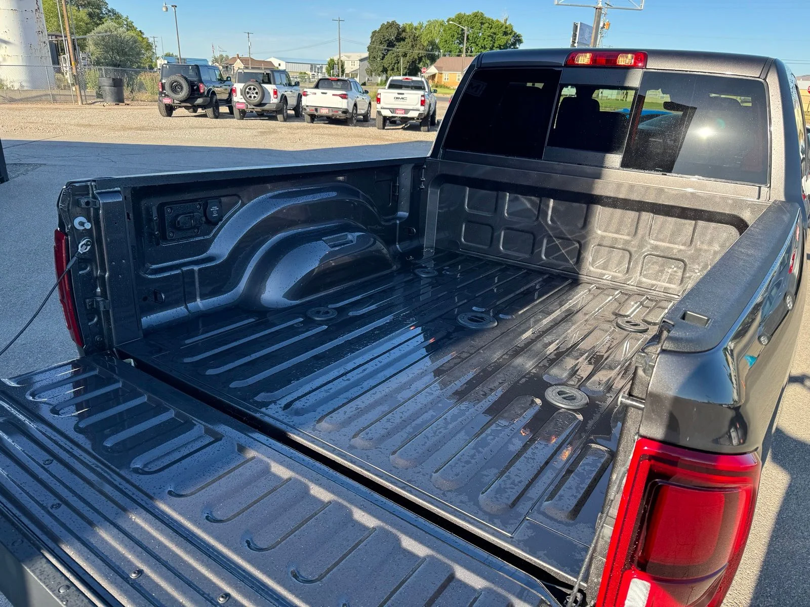 New 2026 Granite Crystal Metallic Clear-Coat Exterior Paint RAM Laramie image 8