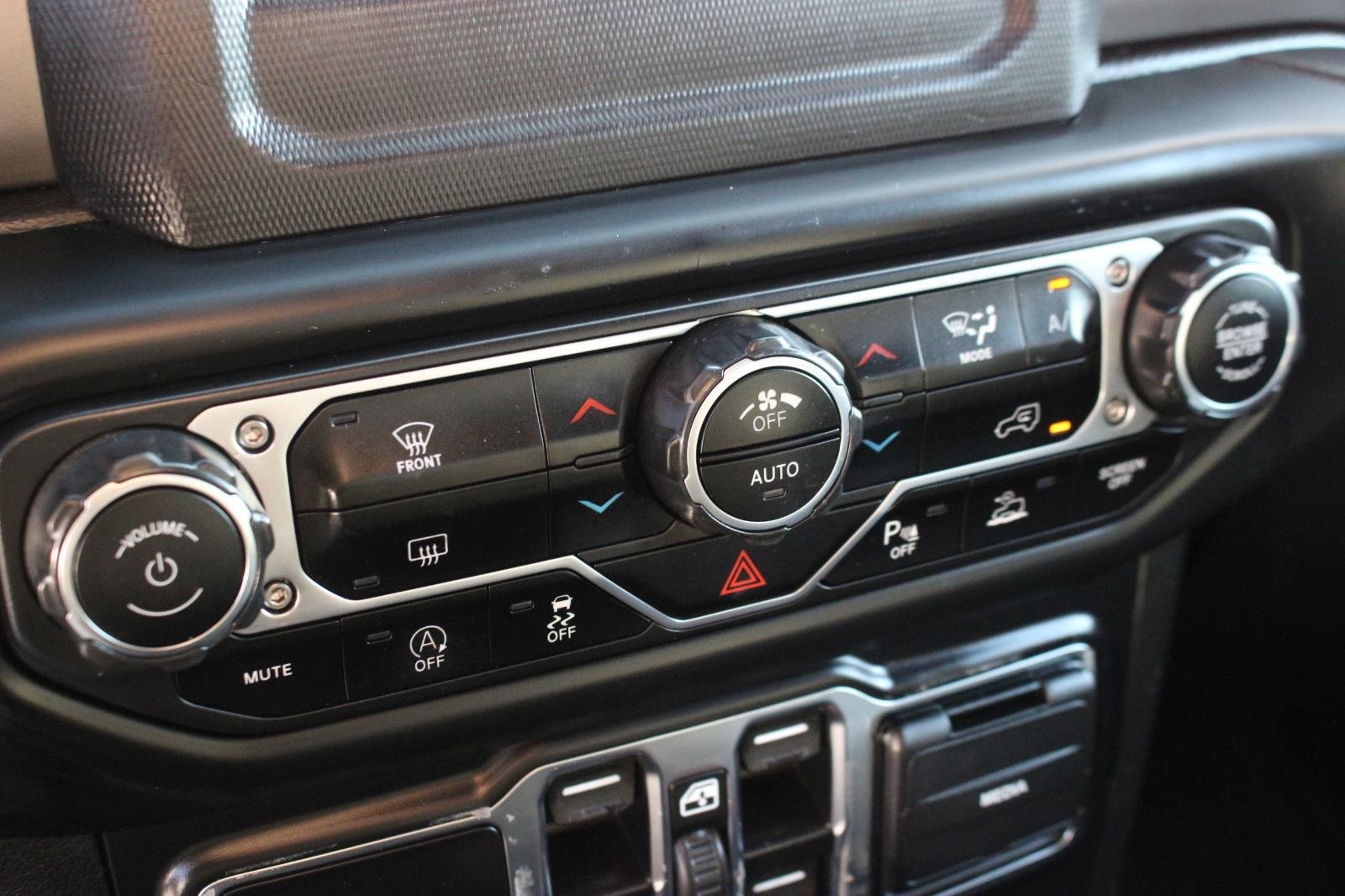Used 2020 Silver Jeep Sport S image 27