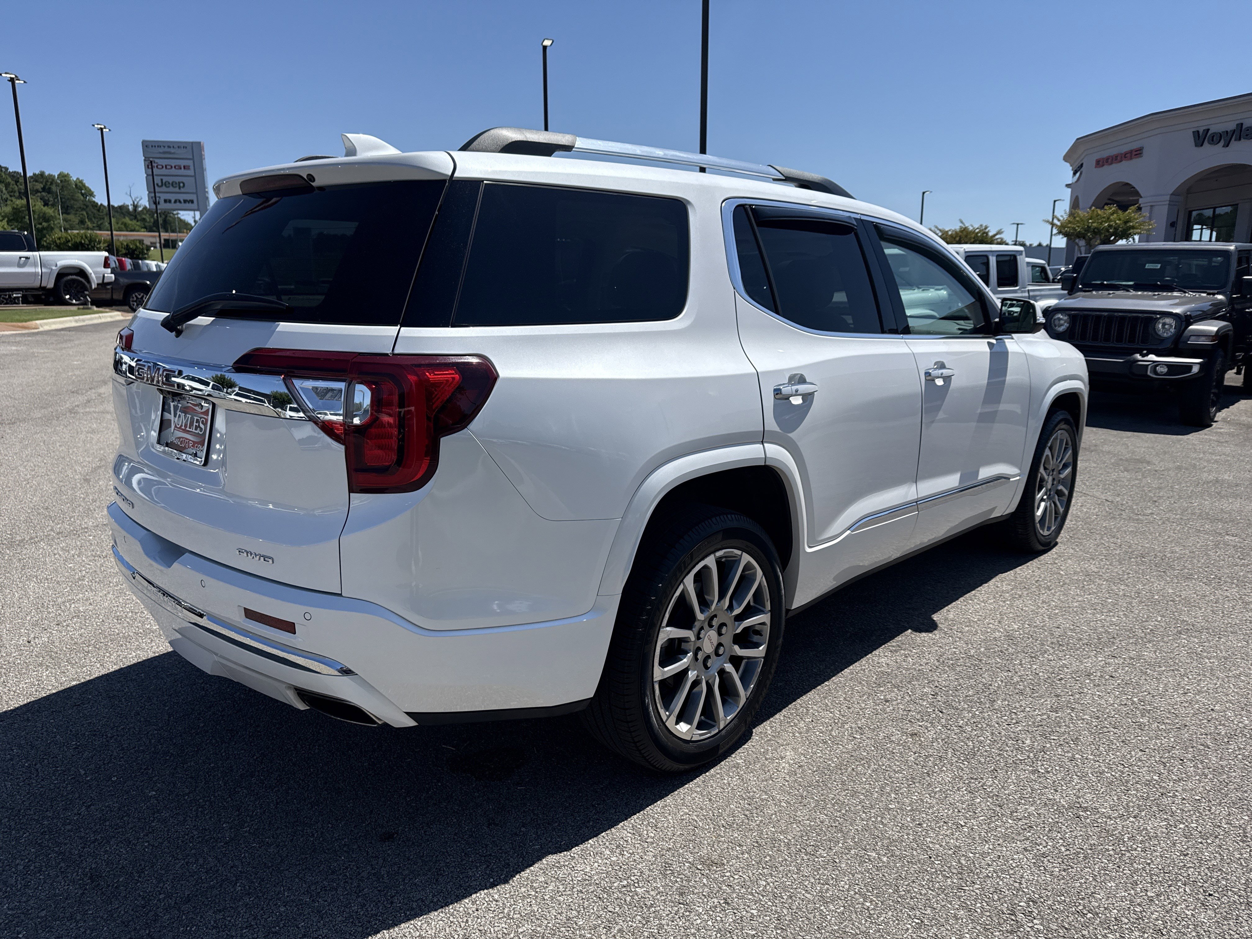 Used 2022 White Frost Tricoat GMC Denali image 7