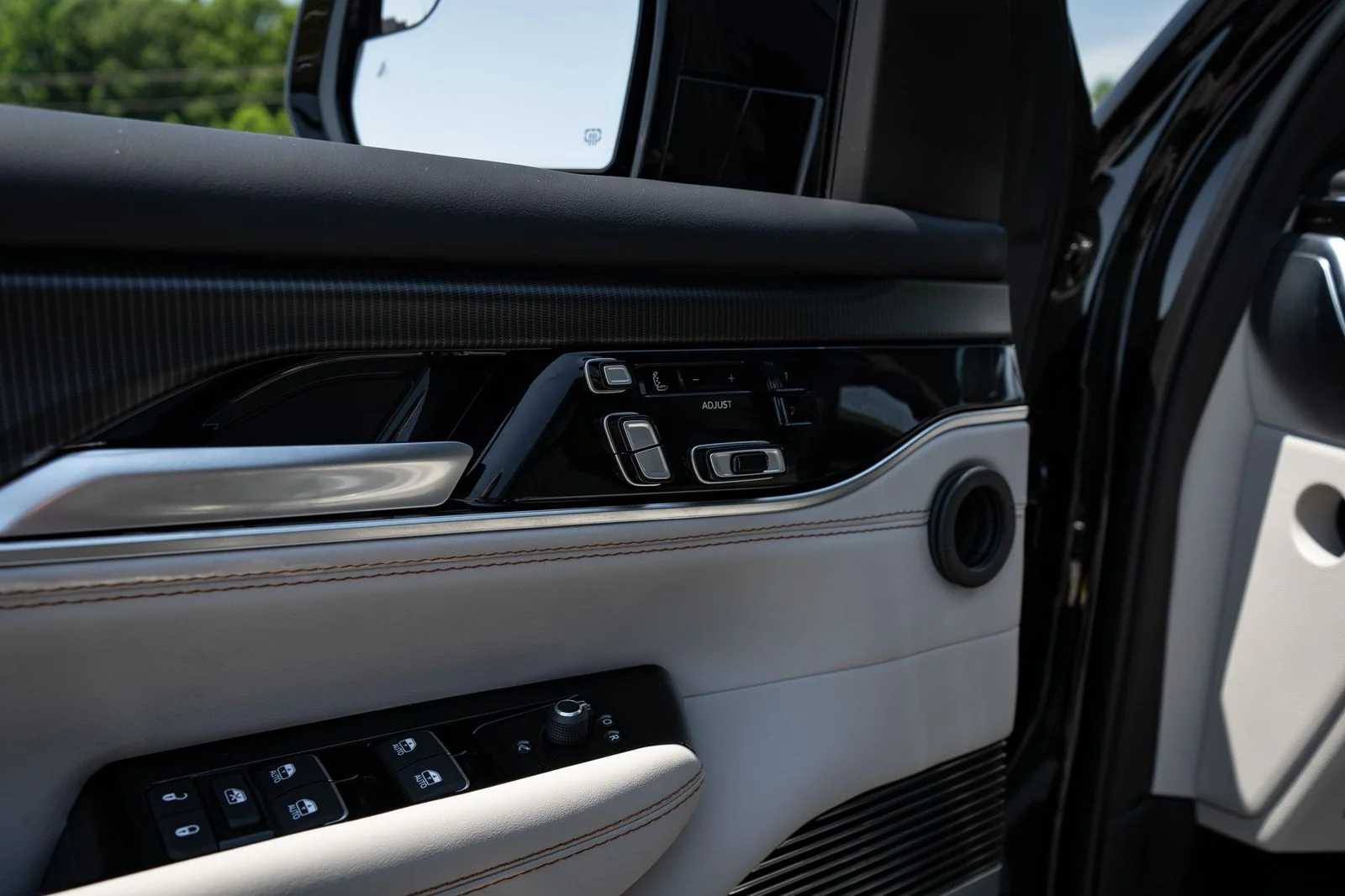New 2026 High Gloss Black Exterior Paint Jeep Summit Obsidian image 30