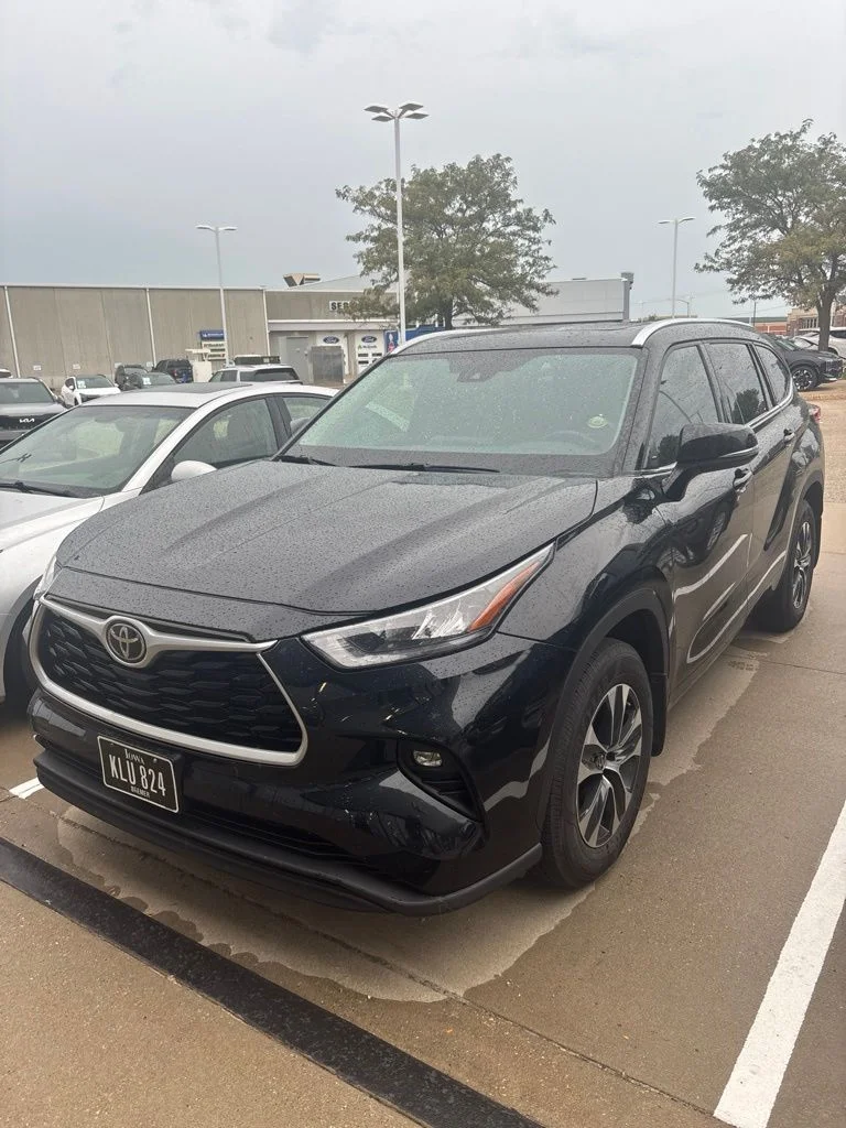 Used 2020 Black Toyota XLE image 2